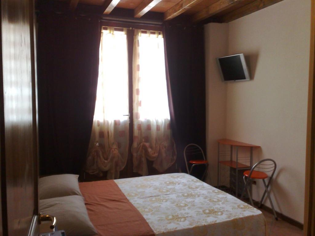 Via Toscana House Parma Room photo